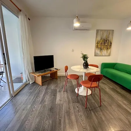 1 Bedroom Flat In Centre דירה *