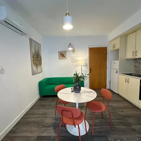 1 Bedroom Flat In Centre *